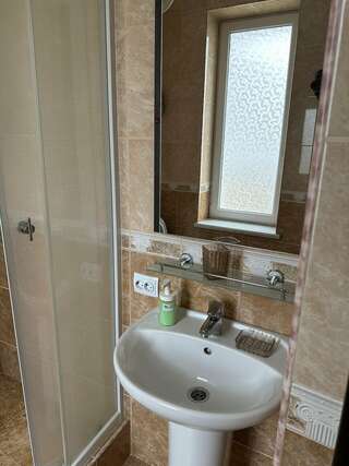 Гостевой дом Шолтатия Судак Трехместный номер с видом на сад-5