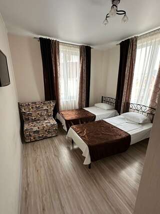 Гостевой дом Шолтатия Судак Трехместный номер с видом на горы-1