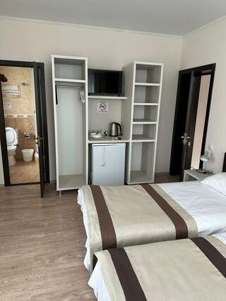 Гостевой дом Шолтатия Судак Трехместный номер с видом на сад-3