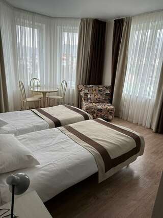 Гостевой дом Шолтатия Судак Трехместный номер с видом на сад-1