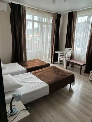 Гостевой дом Шолтатия Судак Трехместный номер с балконом-1