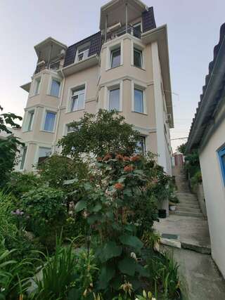 Гостевой дом Шолтатия Судак-0