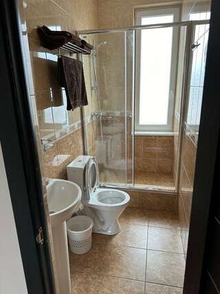 Гостевой дом Шолтатия Судак Трехместный номер с видом на горы-3