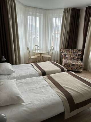 Гостевой дом Шолтатия Судак Трехместный номер с видом на сад-2