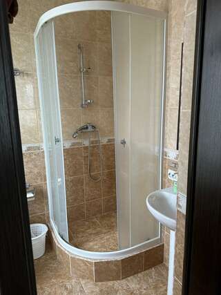 Гостевой дом Шолтатия Судак Трехместный номер с видом на сад-4